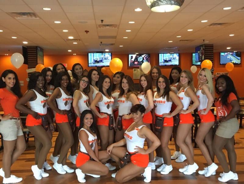 hooters girls